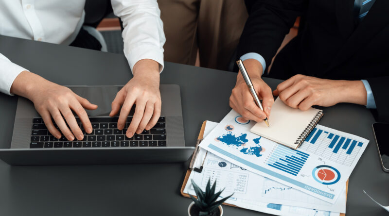 Consultant travaillant en freelance dans un cadre professionnel, illustrant le concept du portage salarial